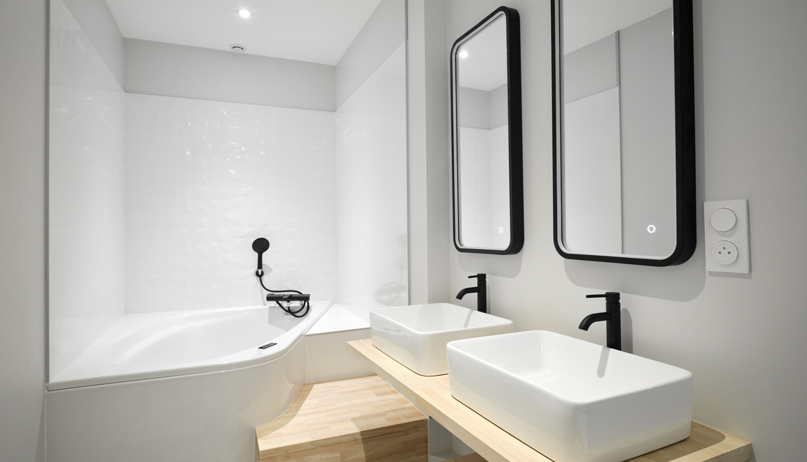Salle de bain équipée avec baignoire , douche et double vasque - les promoteurs